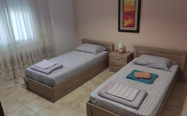 Airport's Close, Cozy Flat for 6 Persons