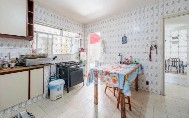 Quarto em residência tranquila e familiar