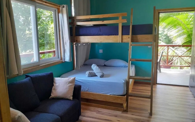 Skully's House - Hotel & Hostel