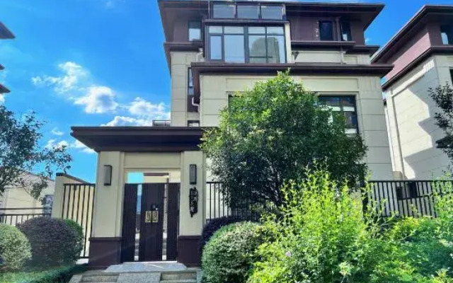 Yangshuo river bank villa