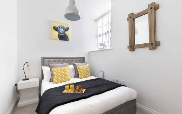 Elliot Oliver - Stylish 2 Bedroom Town Centre Apartment