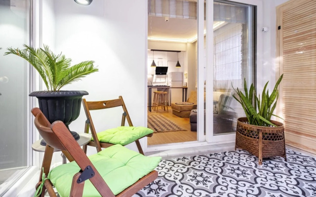 Central Flat With Backyard in Besiktas
