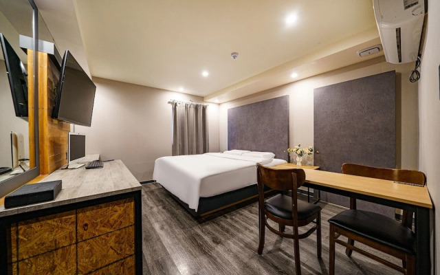 27 Hotel