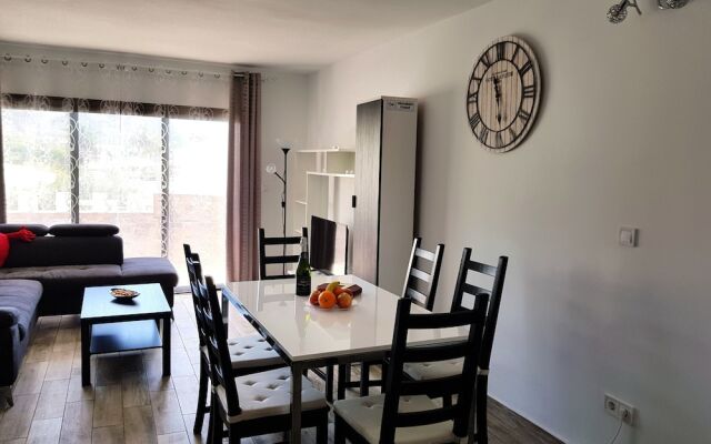 Luxury 2 bedroom APT 50 m from beach