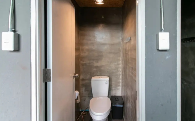 Zhelter Hostel Bangkok by ZUZU