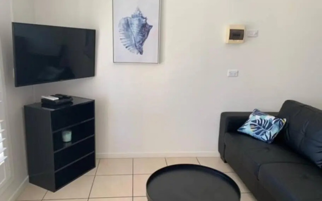 Sunny, 2-bedroom apartment with pool, 200m from Caseys beach