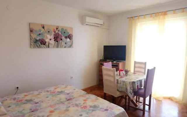 Charming Hill Apartment