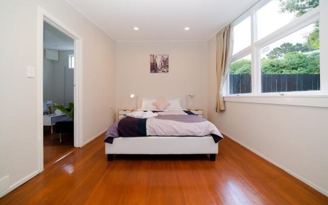 Takapuna Central Spacious & New Home