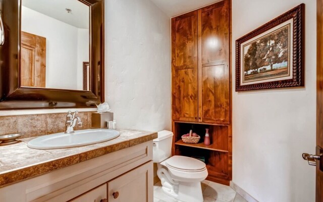 Luxury 3 Bedroom Ski in, Ski Out Mountain Vacation Rental Just Steps from the Snowflake Ski Lift