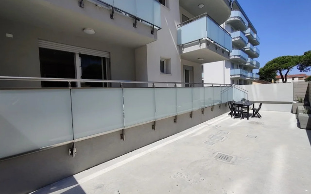 Modern Flat With Swimming Pool by the Beach