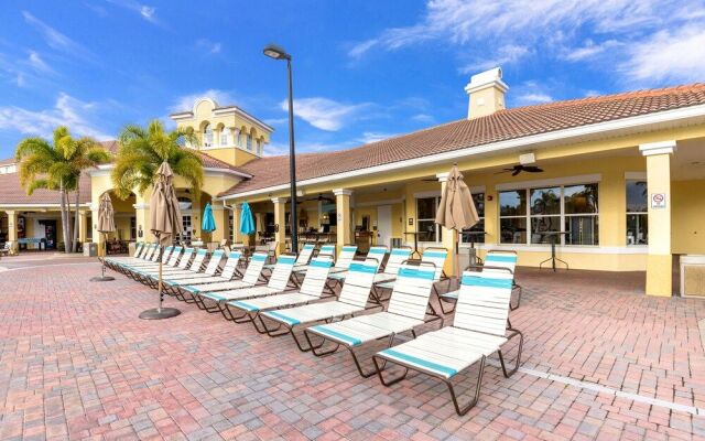 Altavista Lakeview 3 Bedroom Condo by RedAwning