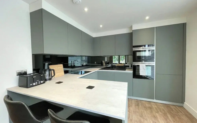 Modern and Sleek 2 Bed Apartment