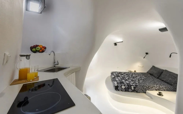 The Luna Cavern 2 with Hot Tub White