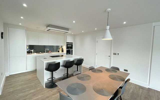 Luxury 2 Bedroom Apt with Parking