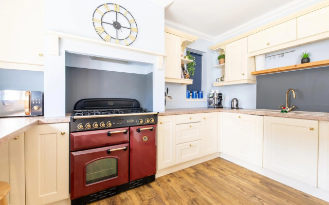 Seaview House - A Traditional Home by the Beach