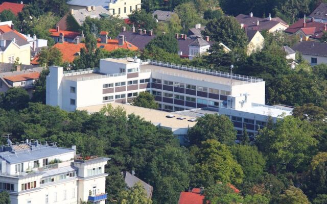 College Garden Hotel