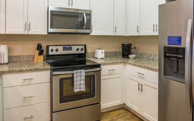 2 BR Suite with balcony by Frontdesk