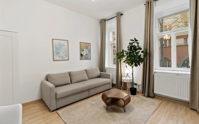 King Bed Home, Tv, Perfect for groups of 6