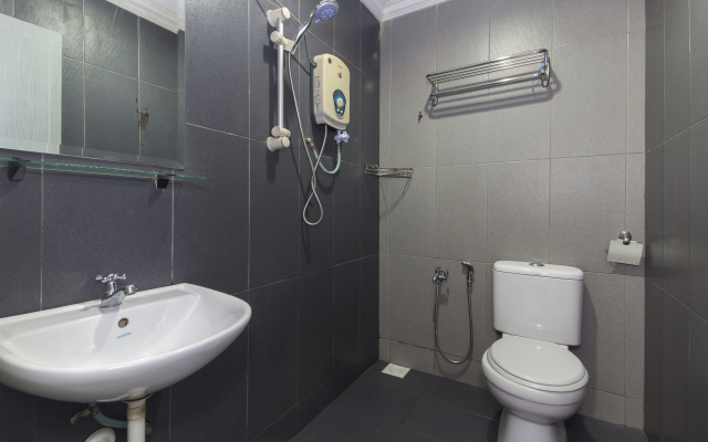 Super OYO 443 Crystal City Hotel