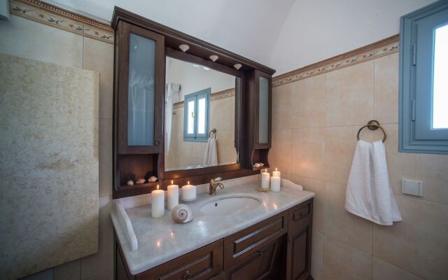 Oia Captain's Villa