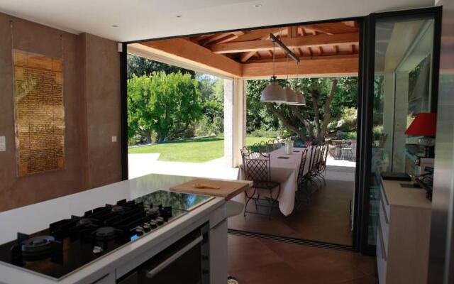 Luxurious villa 4 bedrooms in secluded area, swimming pool
