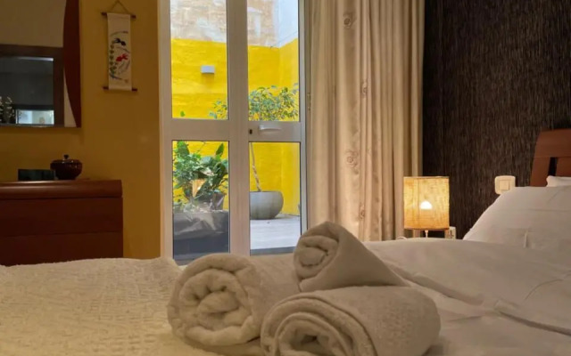 Valletta Collection - Merchant Str Apartment with large yard