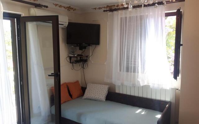Apts and rooms Makaj - 80m from beach