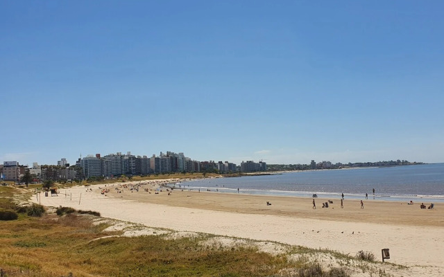 Modern Apartment First Line Beach, Montevideo UY