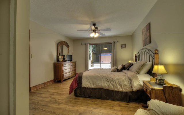 Bears Delight  320 - Three Bedroom Cabin