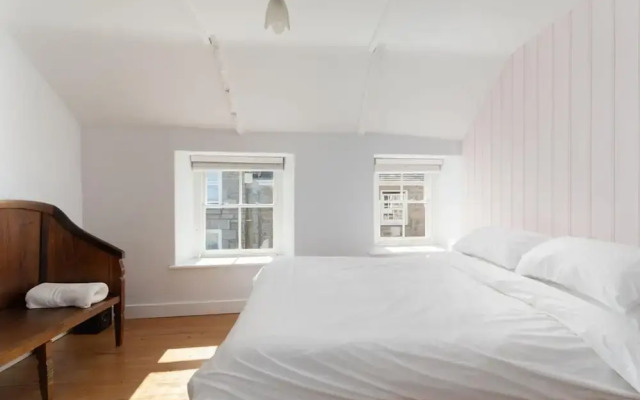 Seaview-2br-sleeps5-cottage-fastwifi-woodburner
