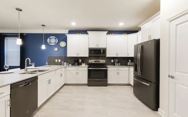 Greenview 8BR Home Private Theater Pool/spa/games