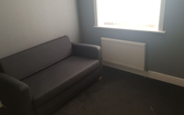 Gateshead's Amethyst 3 Bedroom Apt, Sleeps 6 Guest