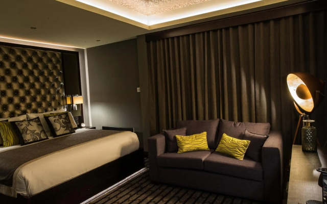 Mondo Hotel