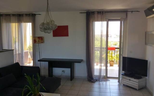 Beau T3 - Climatisé - Grande Terrasse - Marseille