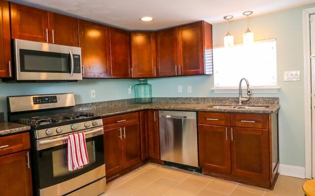 Great Location Spacious Yard Coffee bar