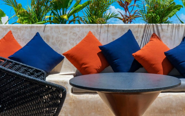 Studio wterrace, hammock, and pool access