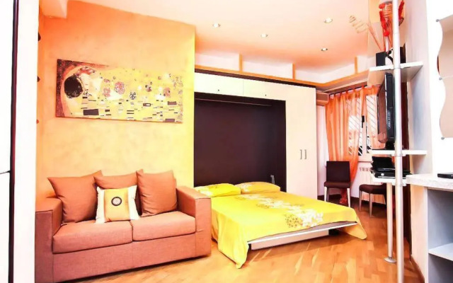 Petite Home In Rome