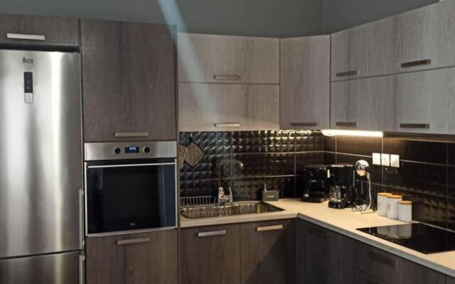 Modern central Αpt 500m from the beach.