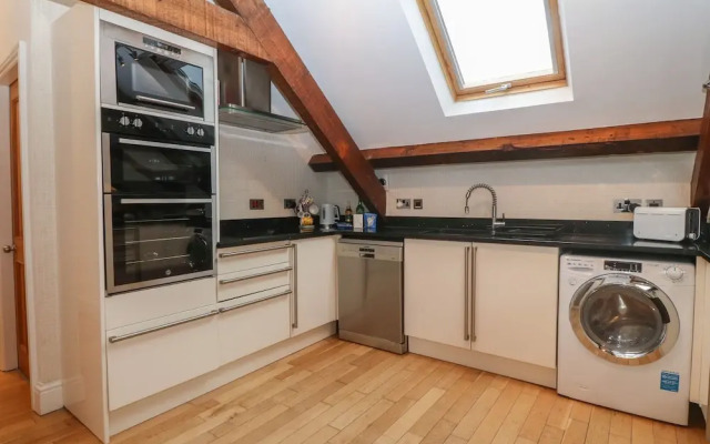 Apartment 2, Gorwel Glas