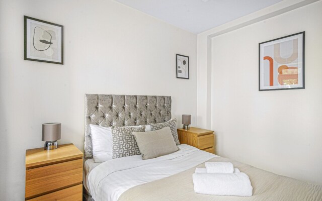 Paddington Station 2BR City Apartment