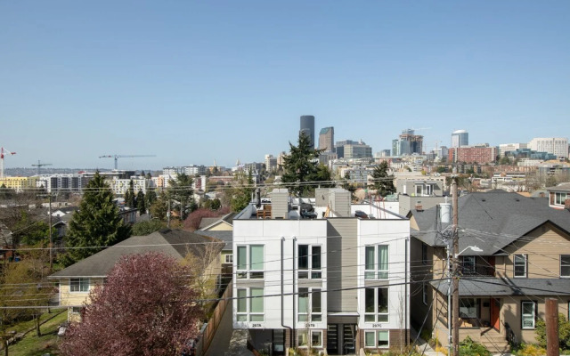 Hosteeva Modern Townhome w Rooftop