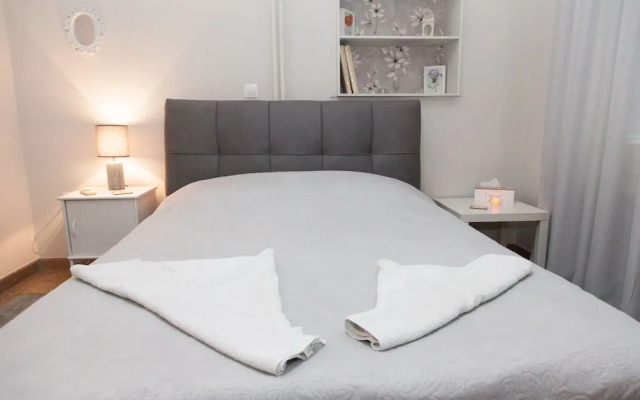 Fabulous Apartment Across Flisvos