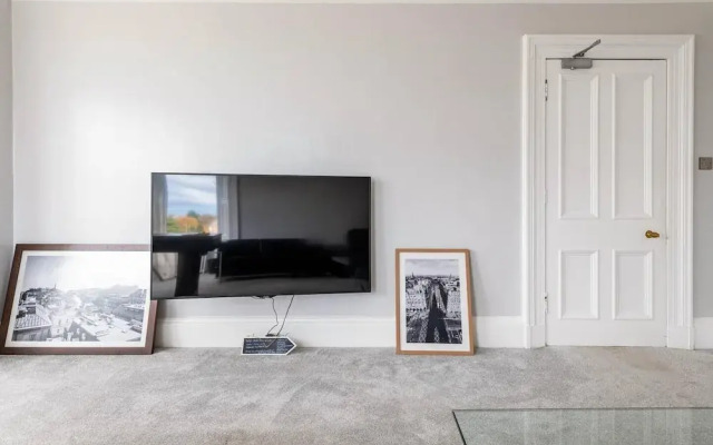 Stunning 5 Bedroom Large Apartment With Parking