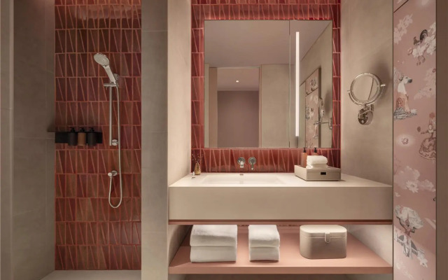 Kromo Bangkok, Curio Collection By Hilton