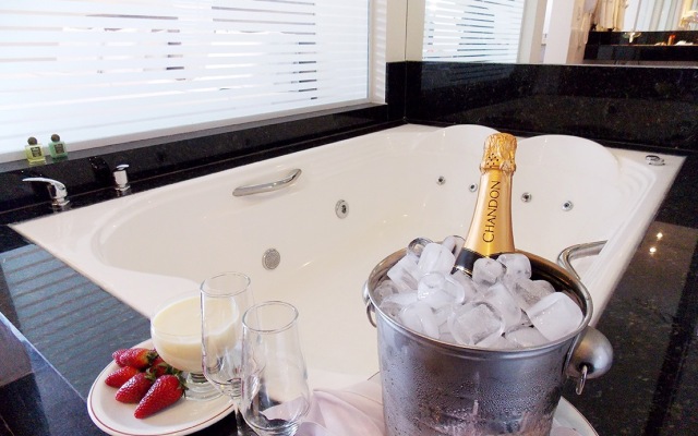 Colonial Plaza Hotel