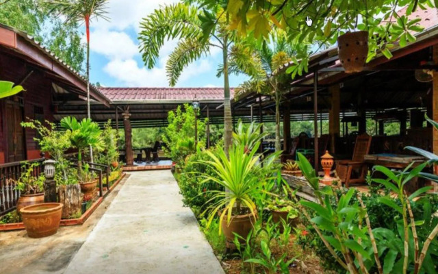 Pop Riverside Homestay