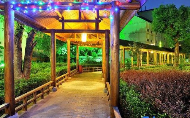 Jiayushan Lake Hot Spring Resort Hotel