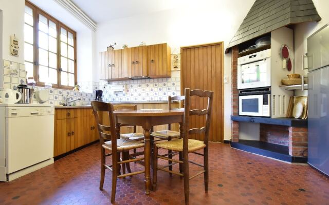 Modern Holiday Home in Vault-de-lugny With Meadow View