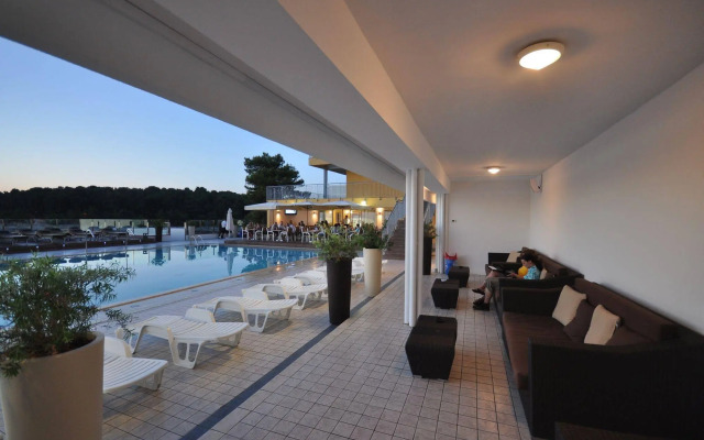 Splendid Golden Rocks Resort