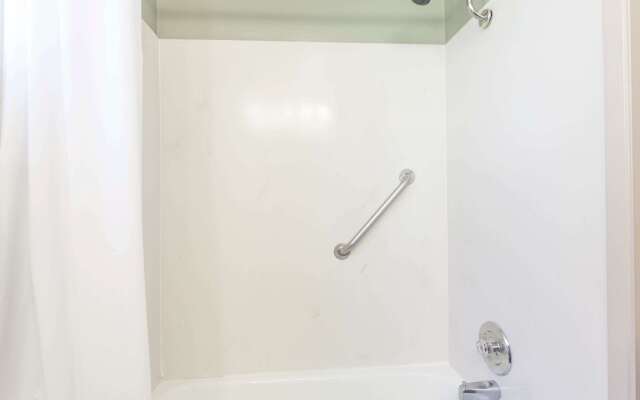 Travelodge by Wyndham Everett City Center